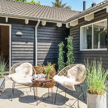 Pet Friendly In With Kitchen